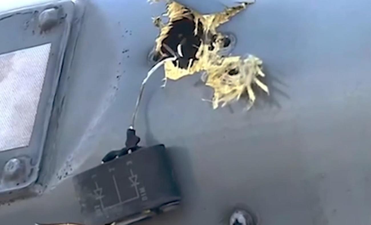 Helicóptero en el que viajaba el presidente de Colombia y que tiroteado (Fuente: Twitter @cecollm)