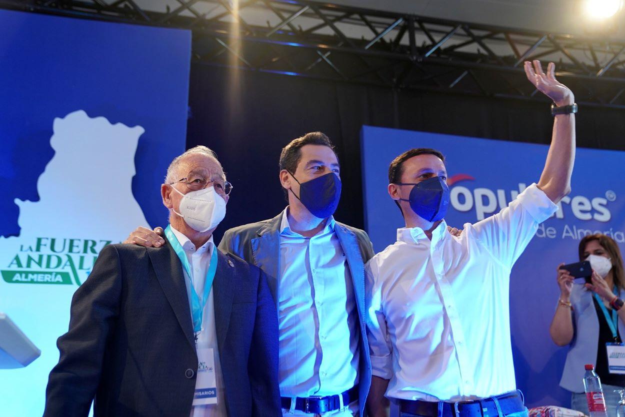 Juan Manuel Moreno, este sábado en Almería, flanqueado por Gabriel Amat y Javier Aureliano García. PP