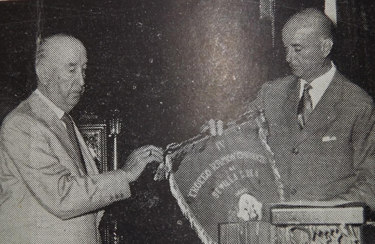 José León de Carranza, alcalde de Cádiz y Ramón de Carranza, presidente del Sevilla CF en el IV Trofeo Carranza (1958)