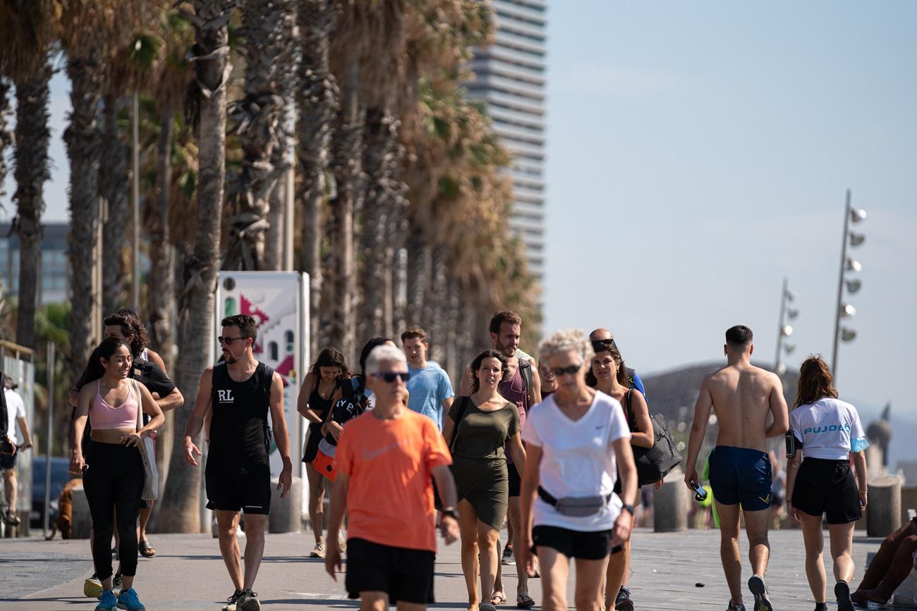 Un grupo de personas pasea por la Barceloneta sin mascarilla (Fuente: Europa Press)
