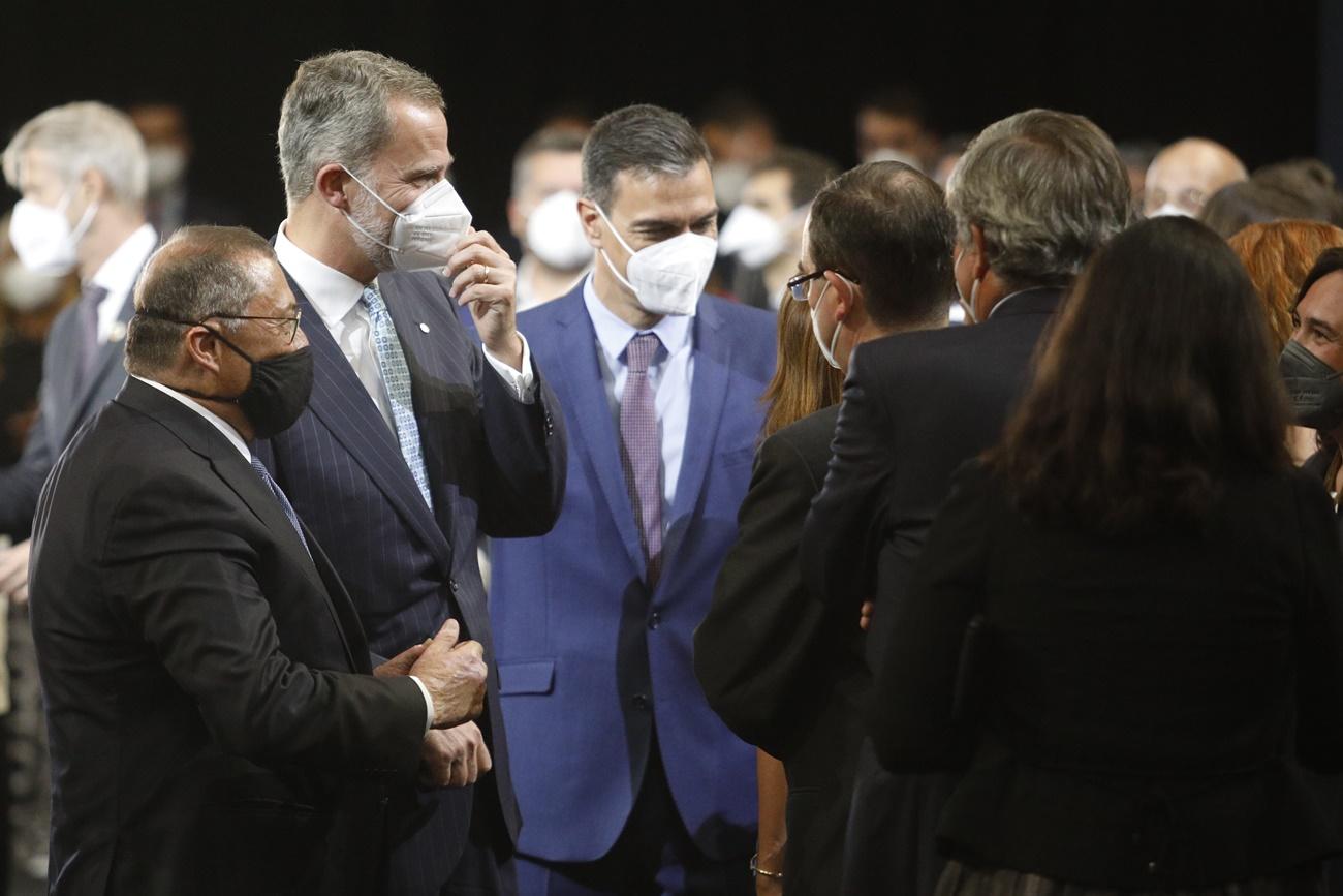 El Rey Felipe VI y el presidente del Gobierno, Pedro Sánchez, durante la cena inaugural del Mobile World Congress