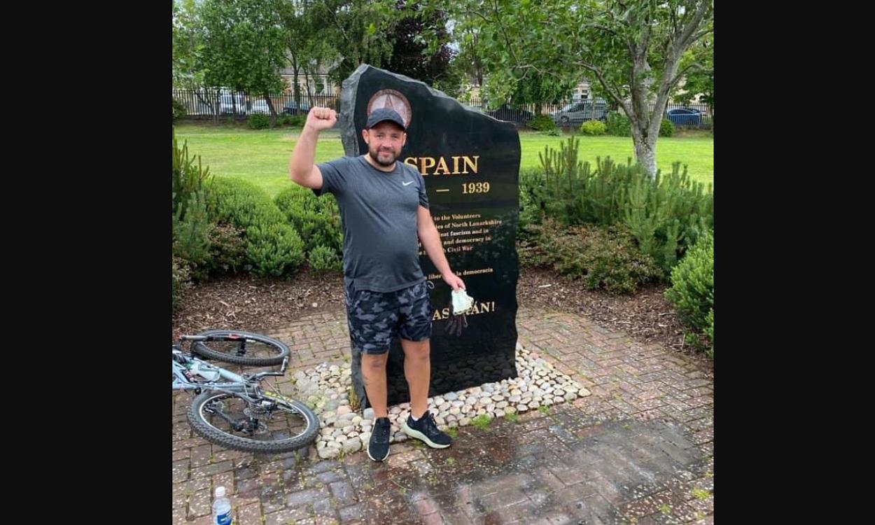 Un padre y su hijo limpian un monumento vandalizado de las brigadas internacionales de la Guerra Civil en Escocia. Twitter