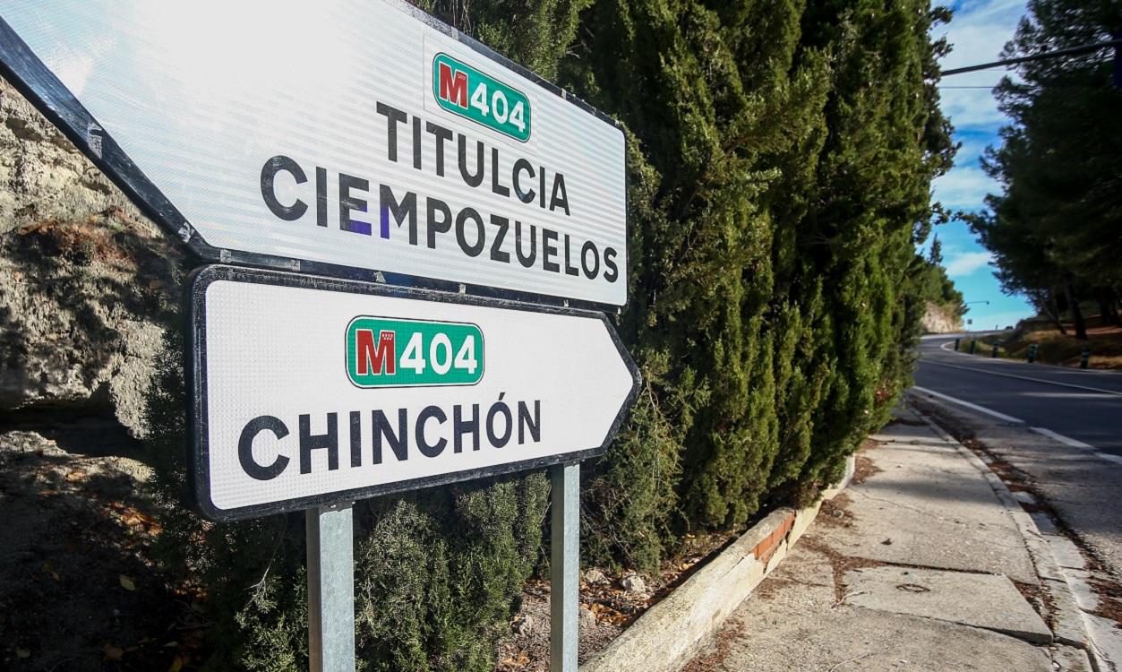 Una señal indica la dirección a Chinchón. EP