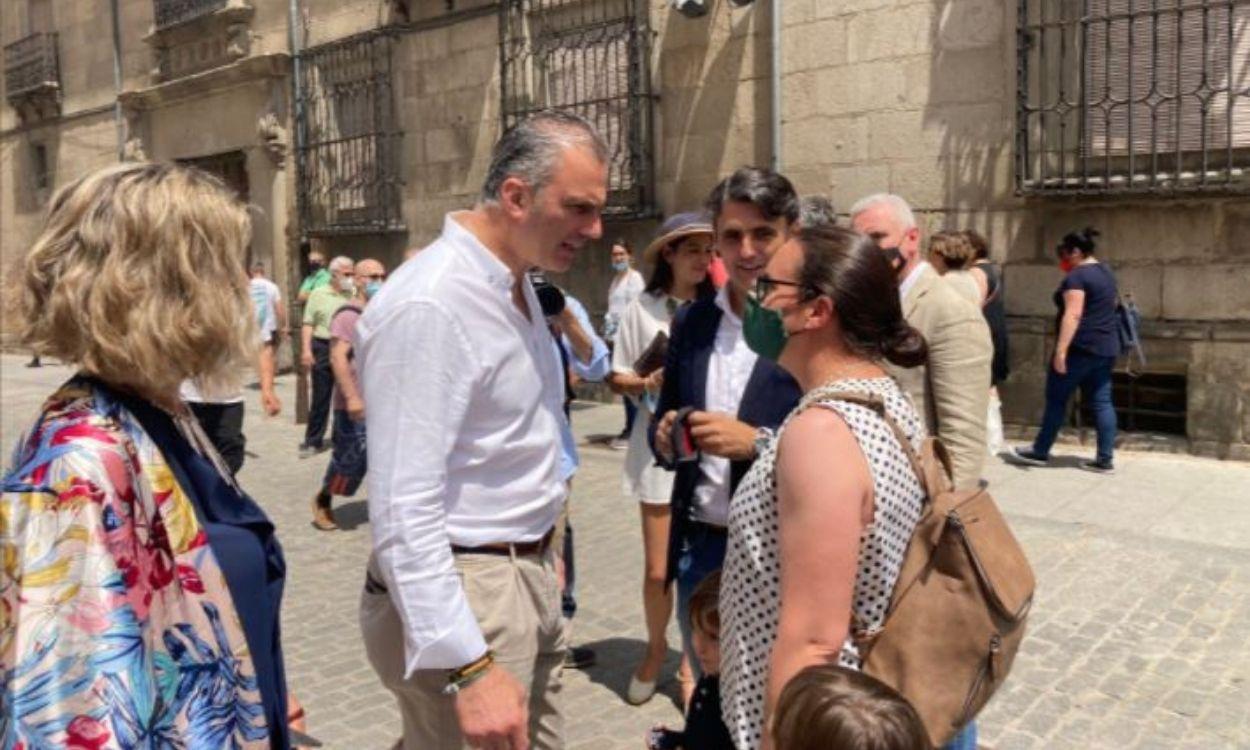 El secretario general de Vox, Javier Ortega Smith, pasea por Segovia sin mascarilla y sin distancia de seguridad. EP.