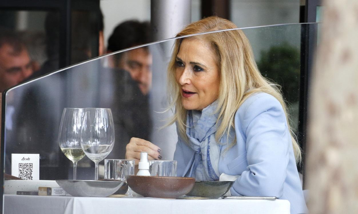 Cristina Cifuentes come en un restaurante.