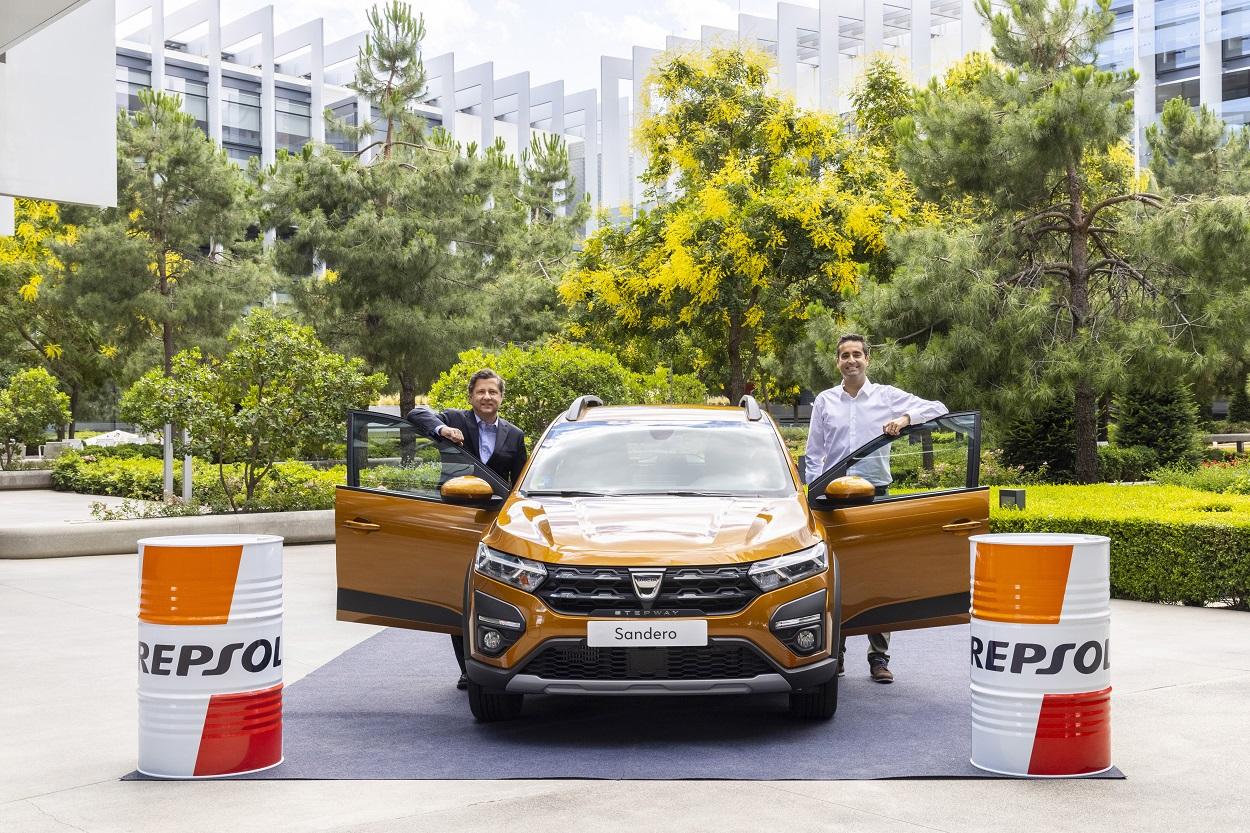 El director ejecutivo de Movilidad Iberia de Repsol, José Barreiro, y el director general de la marca Dacia en Iberia, Francisco Hidalgo, han firmado el acuerdo de colaboración en Campus Repsol