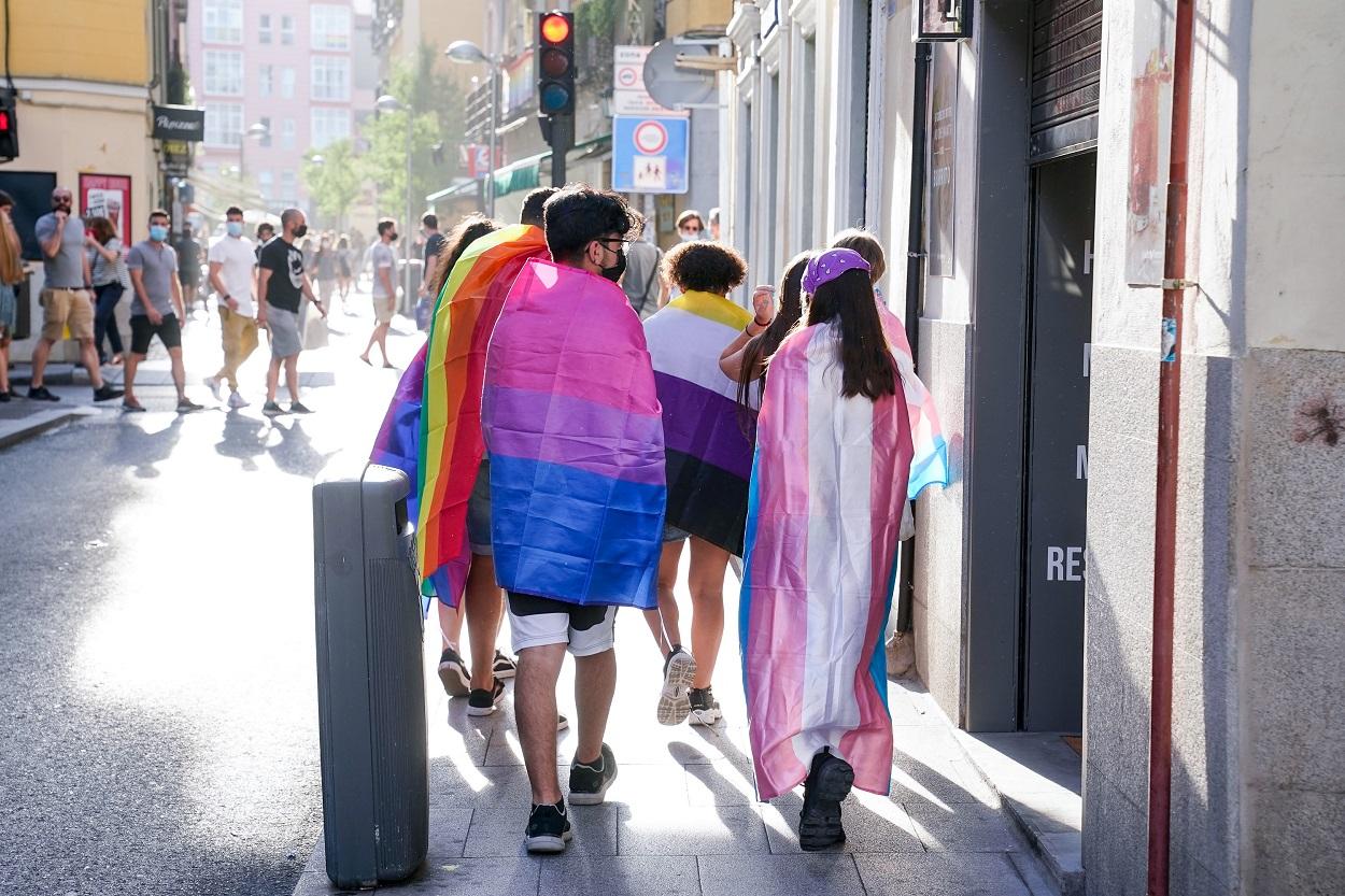 Un grupo de personas ya pasean por las calles del barrio de Chueca. A. Pérez Meca / Europa Press