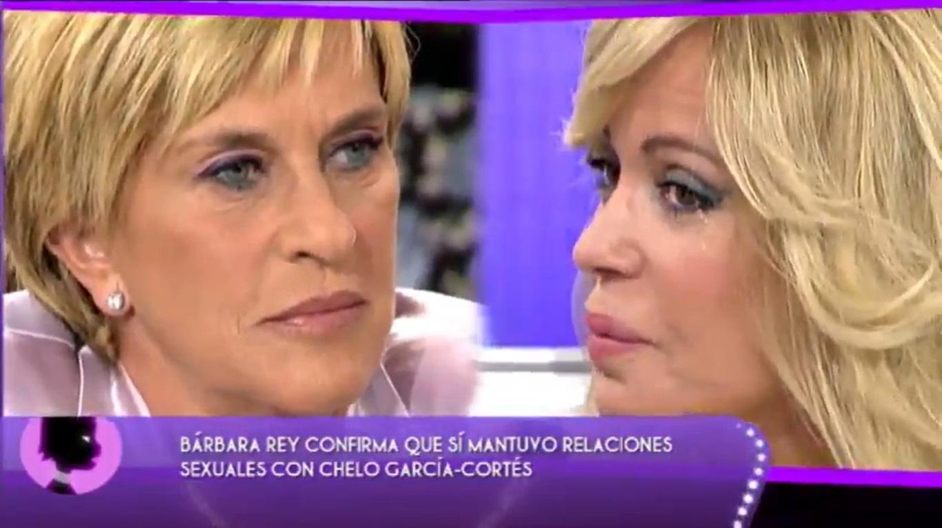 Momento del vídeo en el que Chelo García Cortés y Bárbara Rey confirman que han tenido "una noche de amor"
