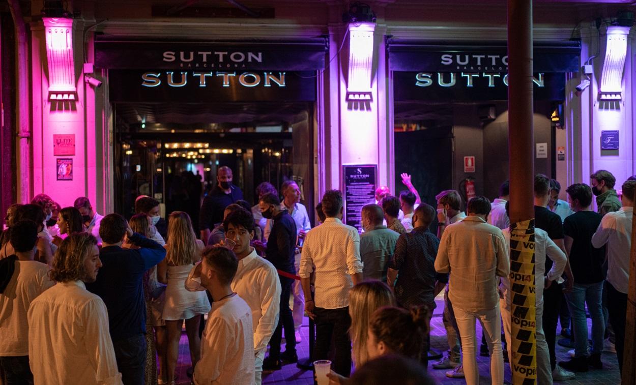 Jóvenes esperan en la puerta de la discoteca Sutton para entrar, a 27 de junio de 2021, en Barcelona. EP