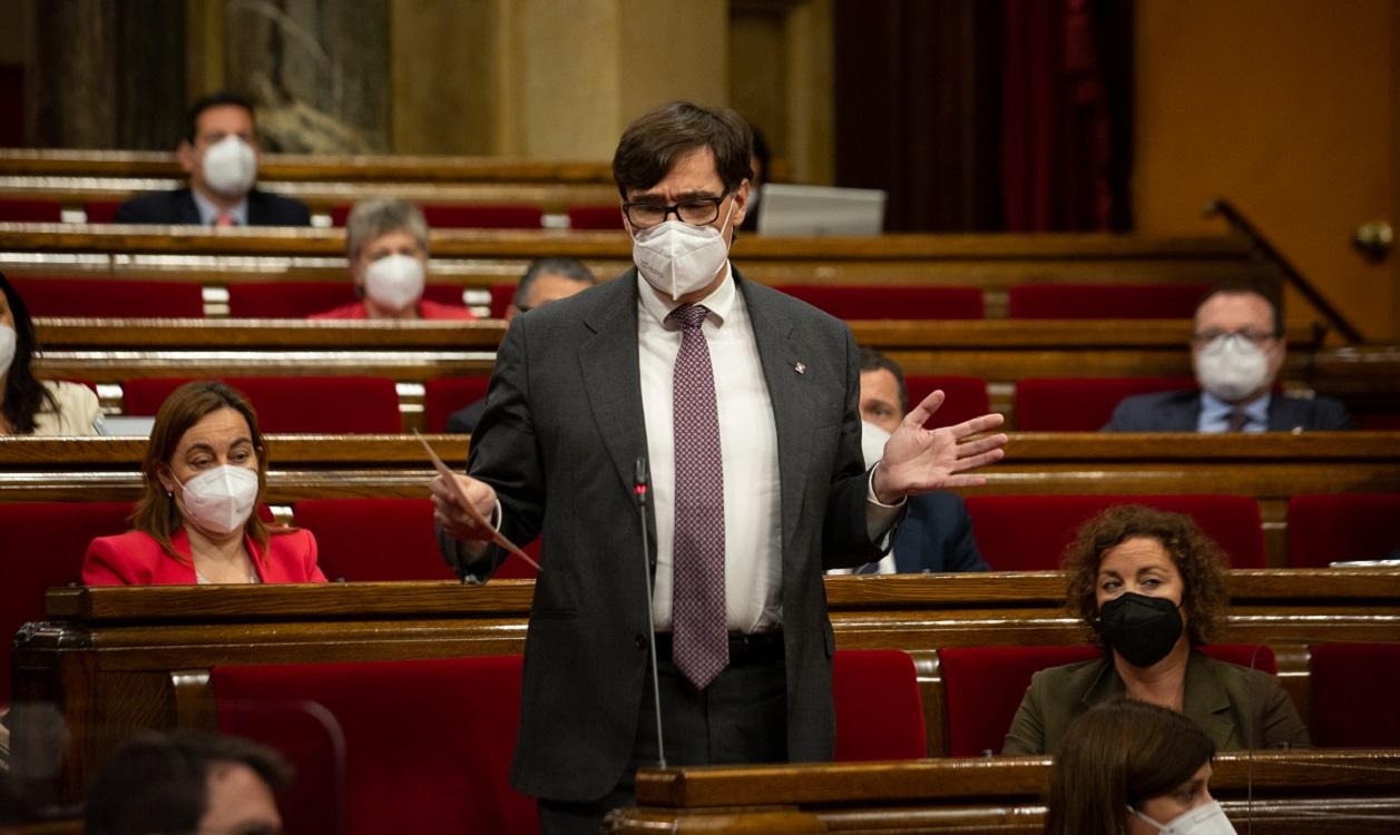 El líder del PSC, Salvador Illa, en el Parlament. EP