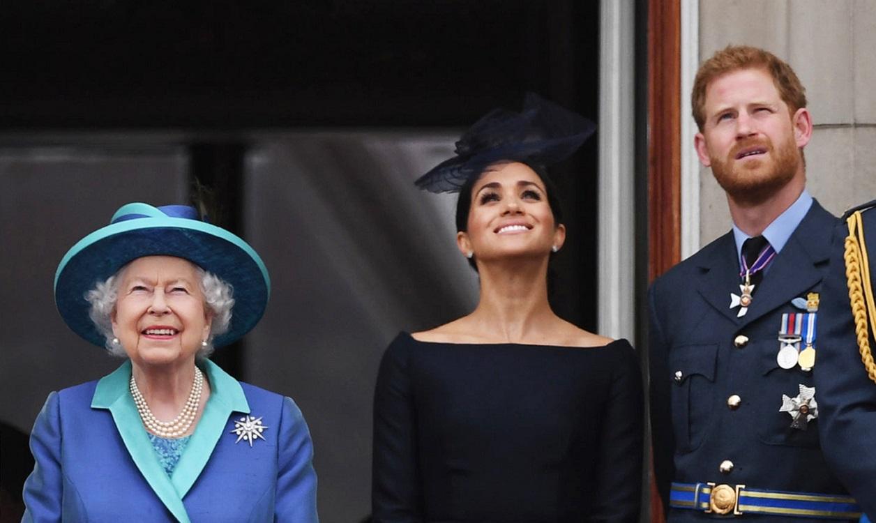 La reina Isabel II con Meghan Markle y el príncipe Enrique en el balcón de Buckingham. Foto Victoria Jones.DPA
