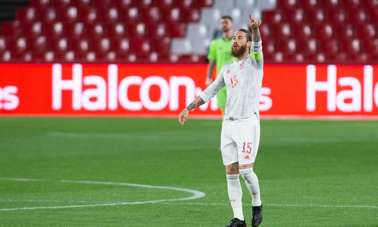 Sergio Ramos disputando un partido con la selección española. EP