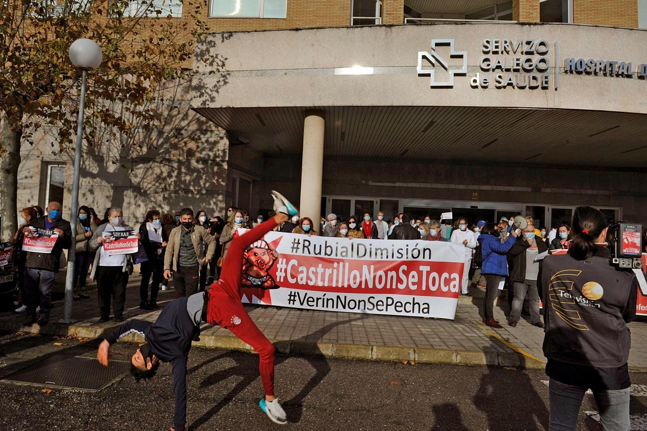 Imagen de la protesta en apoyo de Javier Castrillo celebrada el último día de noviembre de 2020 ante el propio Hospital de Verín (Foto: Europa Press).