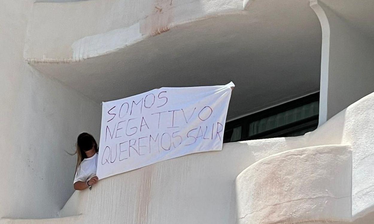 Estudiantes gallegas confinadas en un hotel de Mallorca con una pancarta reclamando el final de la cuarentena. Europa Press. 