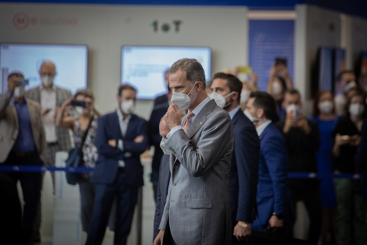 El Rey Felipe VI (c), visita el stand de Huawei en la primera jornada de la XIV edición del Mobile World Congress. David Zorrakino / Europa Press