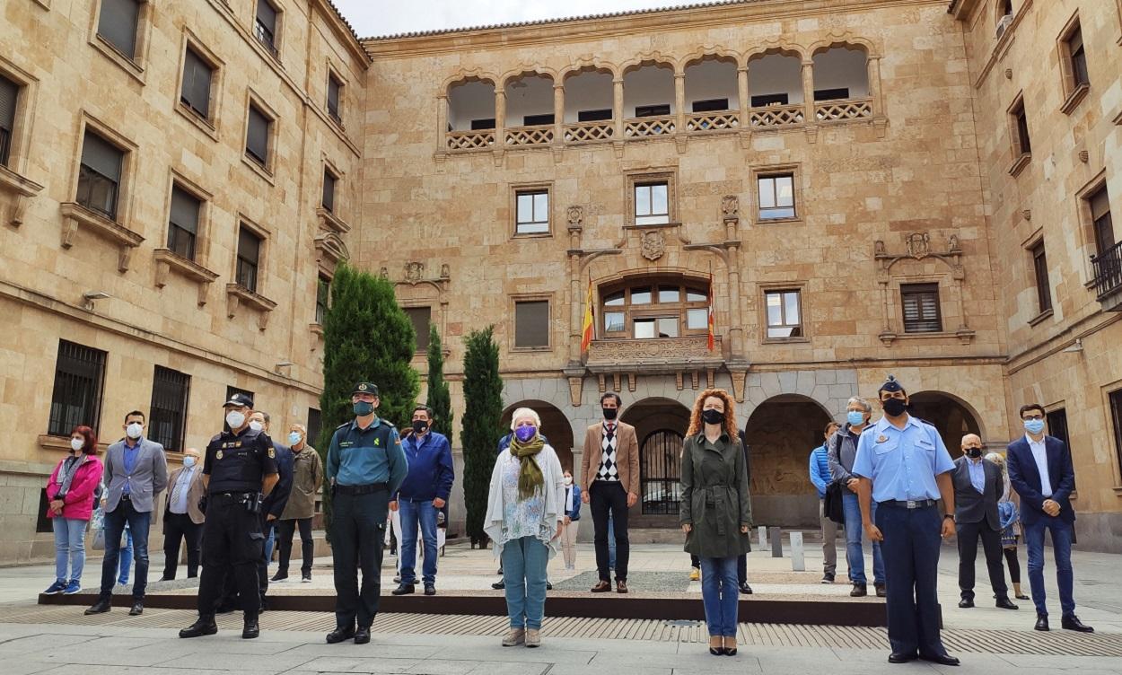 La subdelegada del Gobierno en Salamanca, Encarnación Pérez (centro) en una concentración contra la violencia machista. Foto Subdelegación del Gobierno