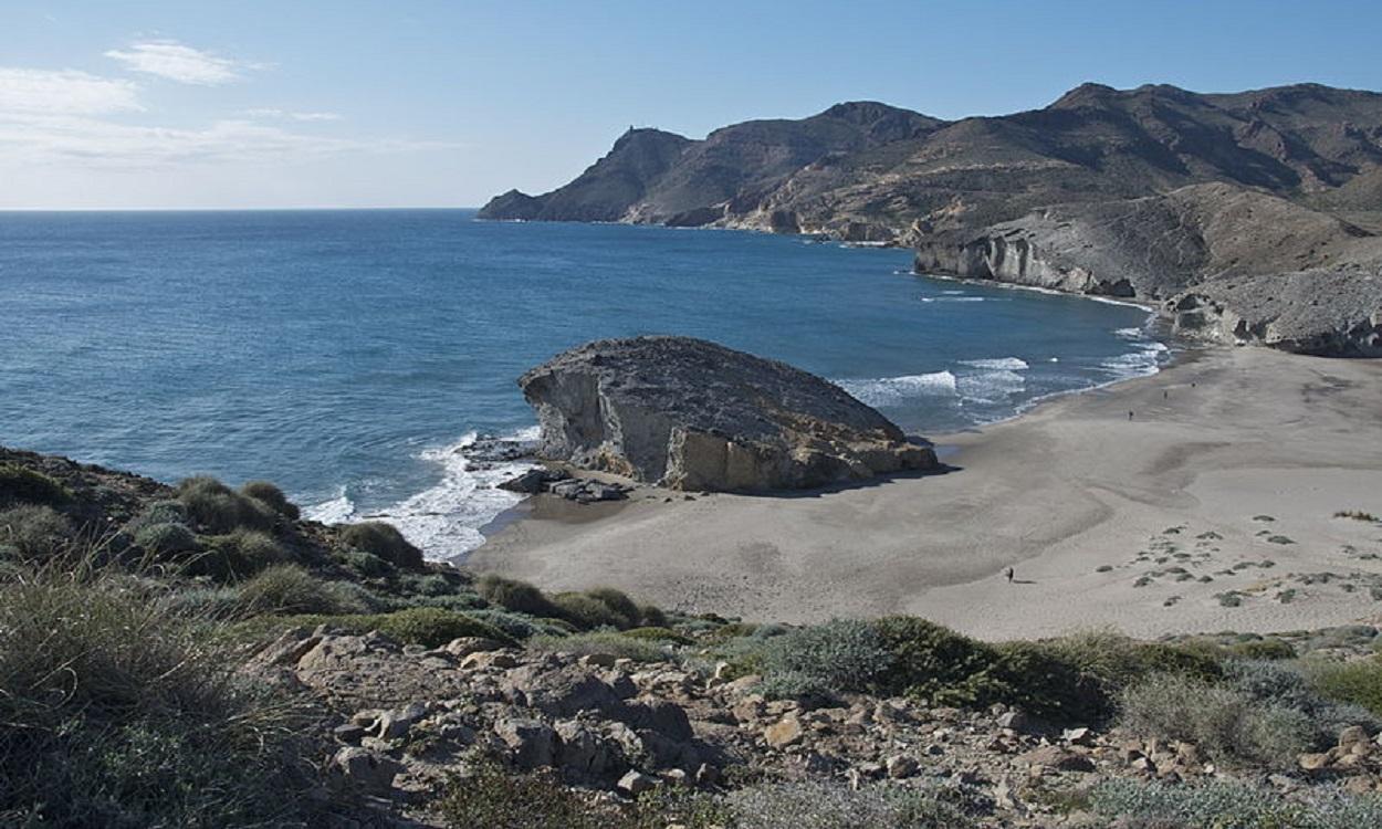 Playas vírgenes en España para desconectar: Playa de Mónsul. Wikipedia