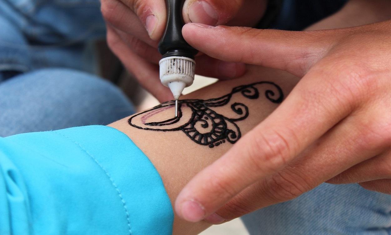 Los peligros para la piel de los tatuajes de henna negra