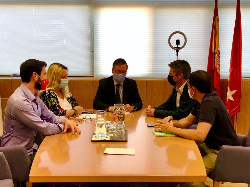 El portavoz del PP en la Asamblea de Madrid, Alfonso Serrano, y la responsable de Comunicación, Almundena Negro, se reúnen con representantes del Sindicato Independiente de Telemadrid para presentarles su proyecto de ley.