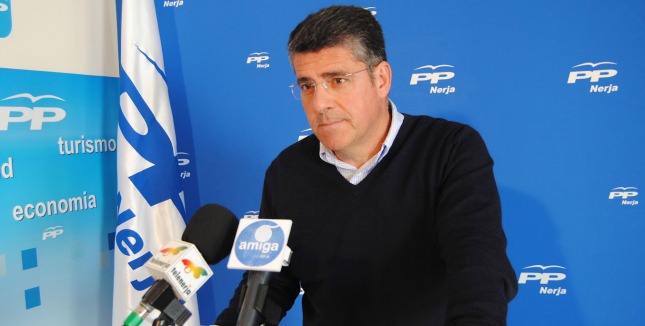 El alcalde de Nerja irrita a los grupos políticos convocando pleno de constitución a las 10 de la noche