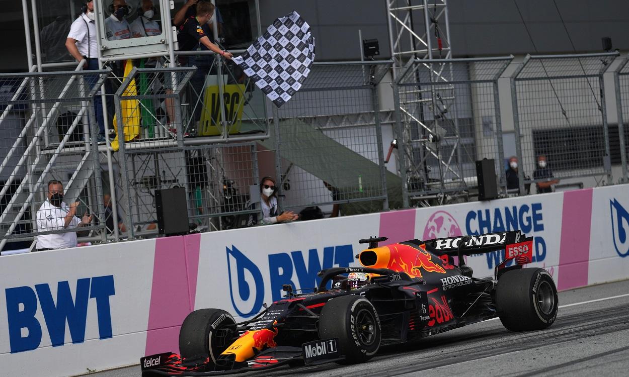 El piloto de Red Bull, Max Verstappen, cruzando la línea de meta. EP