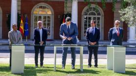 El presidente del Gobierno y los representantes de sindicatos y patronales firman el acuerdo para reformar el sistema de pensiones. Europa Press