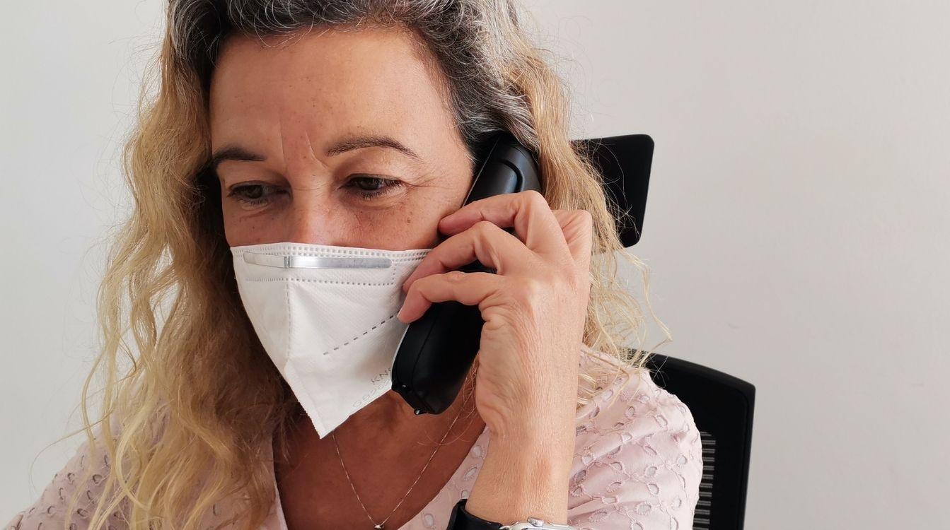 Una voluntaria del teléfono de la Esperanza, que durante la pandemia ha atendido un 52% más de llamadas