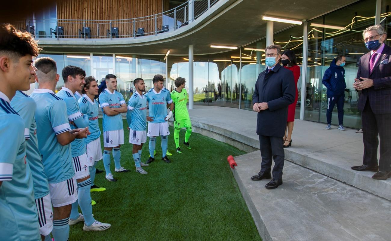 Imagen de Alberto Núñez Feijóo, presidente de la Xunta, ante un grupo de canteranos del Celta en el acto de inauguración de 'Afouteza' el pasado 20  de noviembre de 2020 (Foto: Xunta de Galicia).