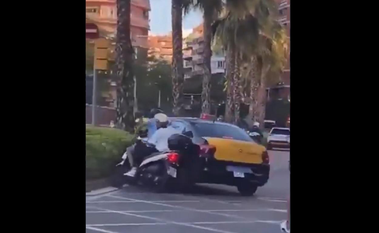 Un taxista embiste a una moto en Barcelona