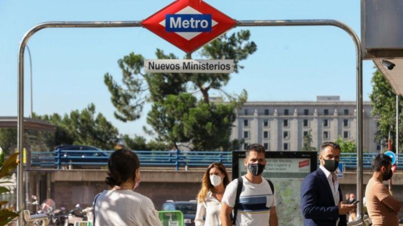 Personas con mascarilla en exteriores en Madrid. EP