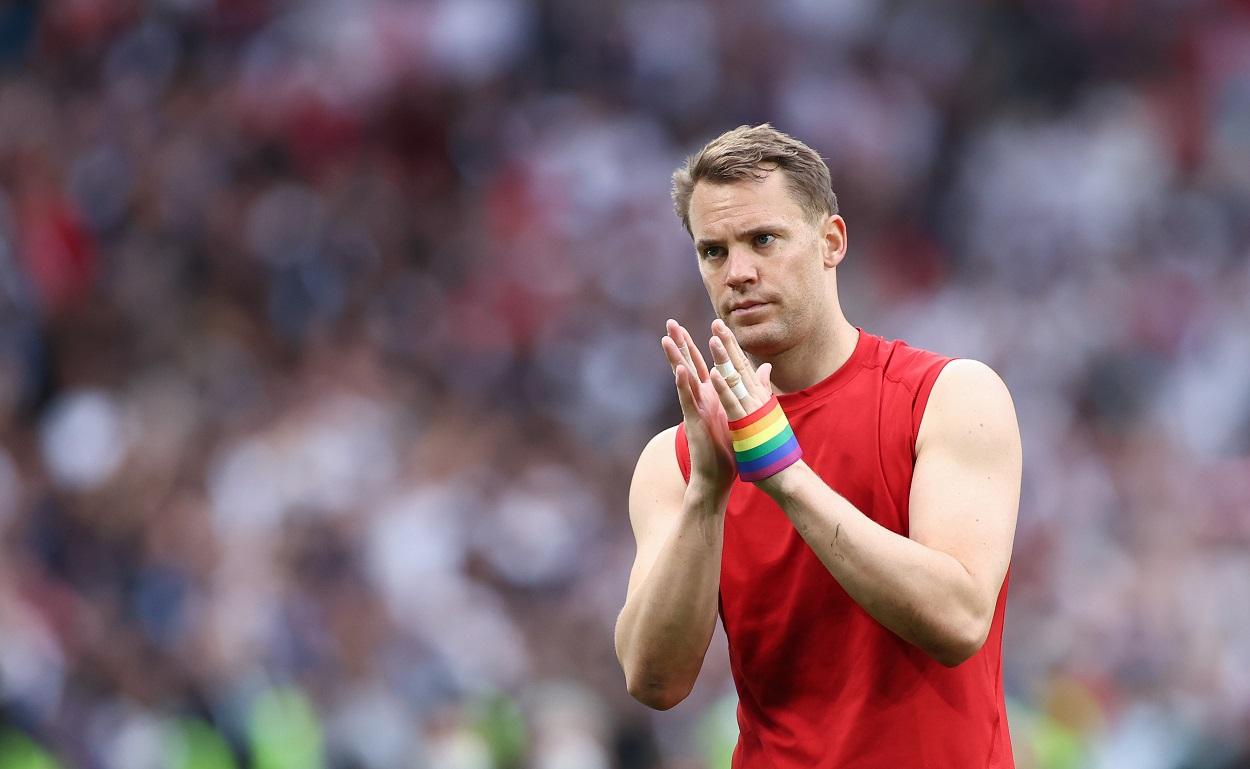 El portero de la selección alemana, Manuel Neuer, con un brazalete LGTBI.