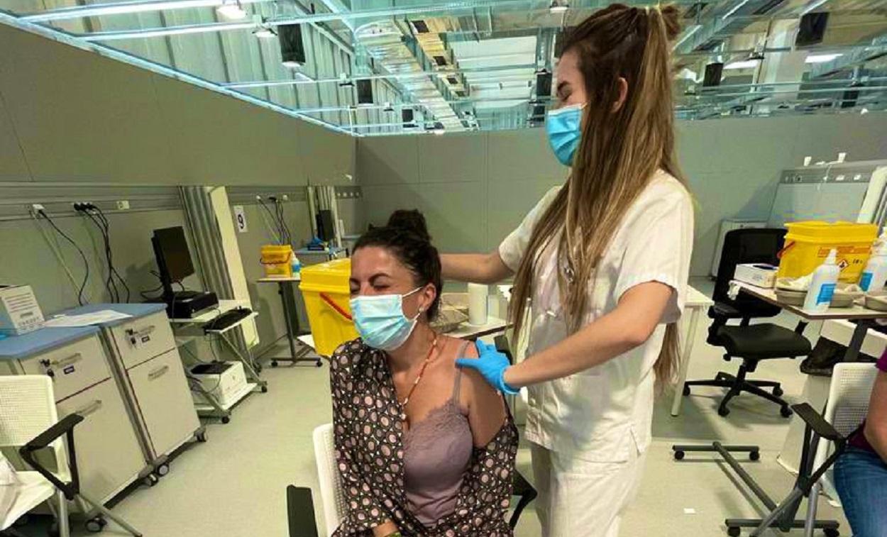 Macarena Olona se vacuna contra el coronavirus. Twitter
