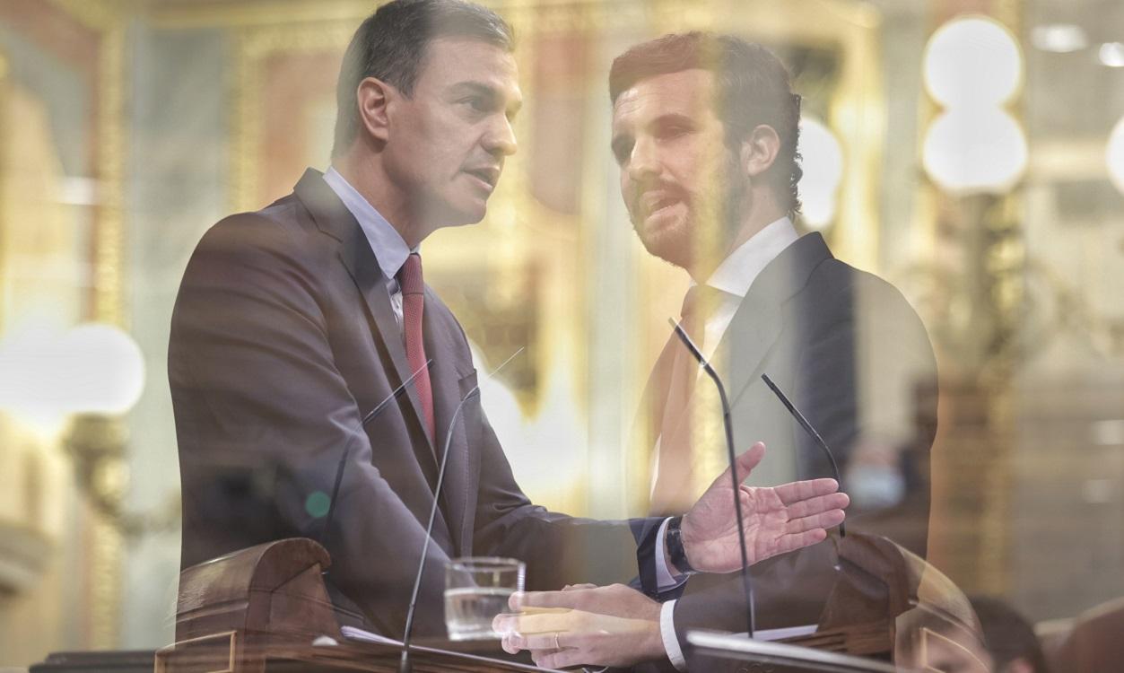 Montaje del líder del PP, Pablo Casado (d), y el presidente del Gobierno, Pedro Sánchez, en una sesión de control al Gobierno en el Congreso de los Diputados, a 30 de junio de 2021. E. Parra. EP