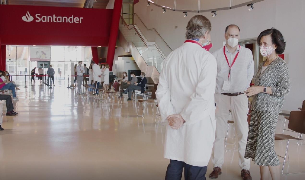 Ana Botín visita las instalaciones de Banco Santander donde ha comenzado el proceso de vacunación