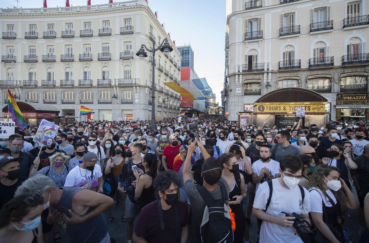 Cientos de personas durante una manifestación para condenar el asesinato de un joven de 24 años el pasado sábado en A Coruña debido a una paliza al grito de "maricón". Alberto Ortega / Europa Press