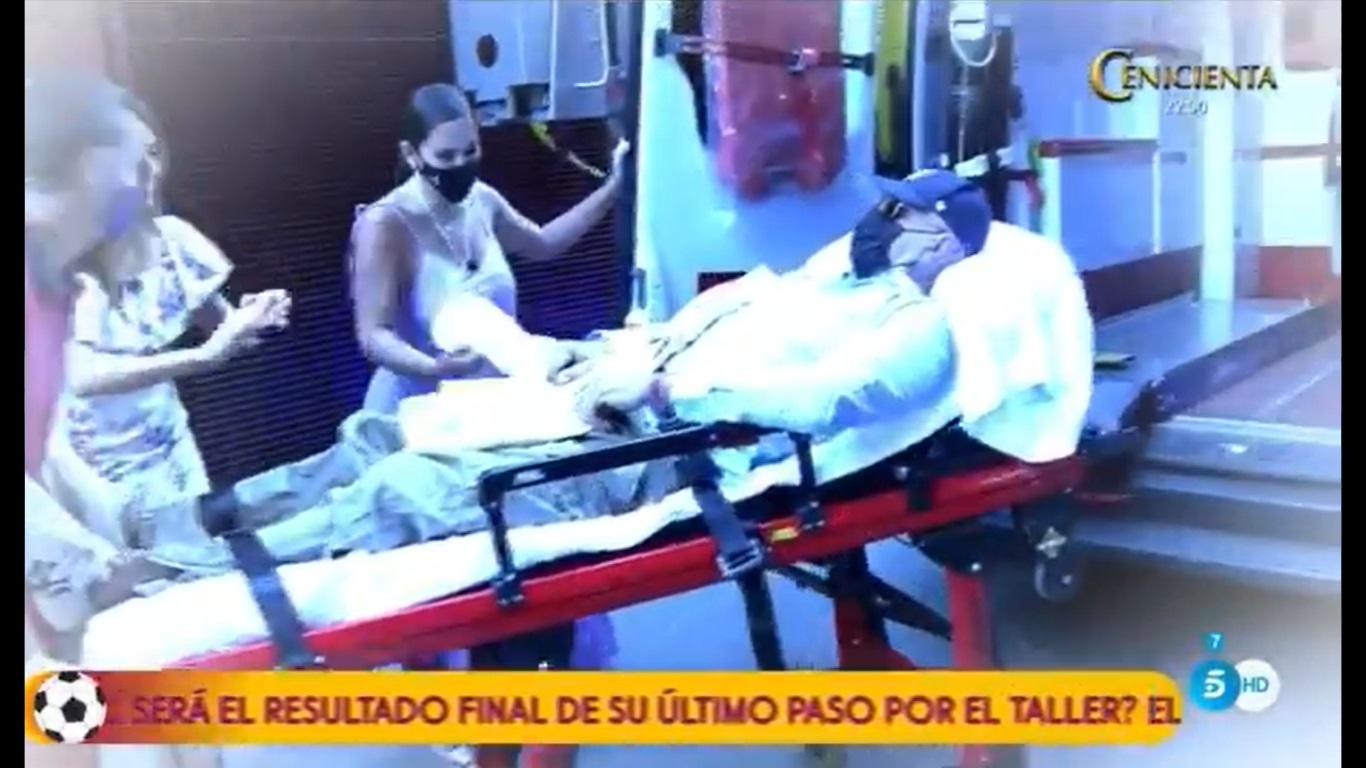 Kiko Matamoros baja de una ambulancia