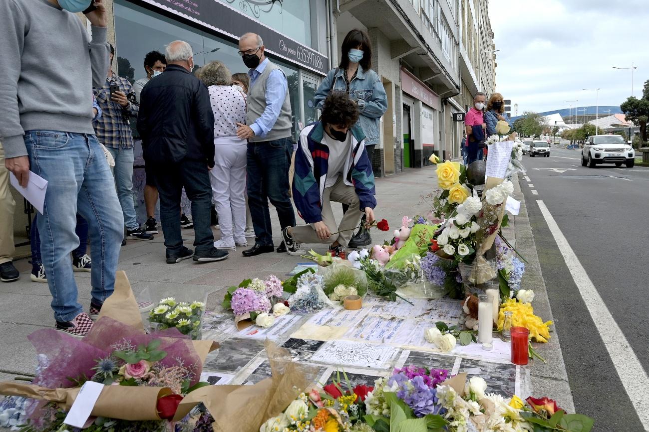 Se levanta un altar improvisado se levanta en A Coruña donde fue asesinado el joven Samuel (Foto: M. Dylan/Europa Press).