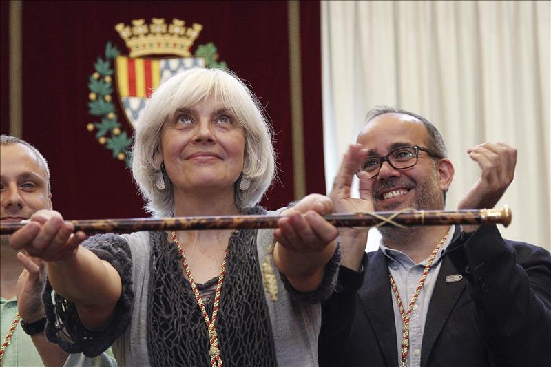El xenófobo Albiol intentó 'boicotear' la investidura de la candidata de Guanyem con una pancarta que pedía respetar la lista más votada