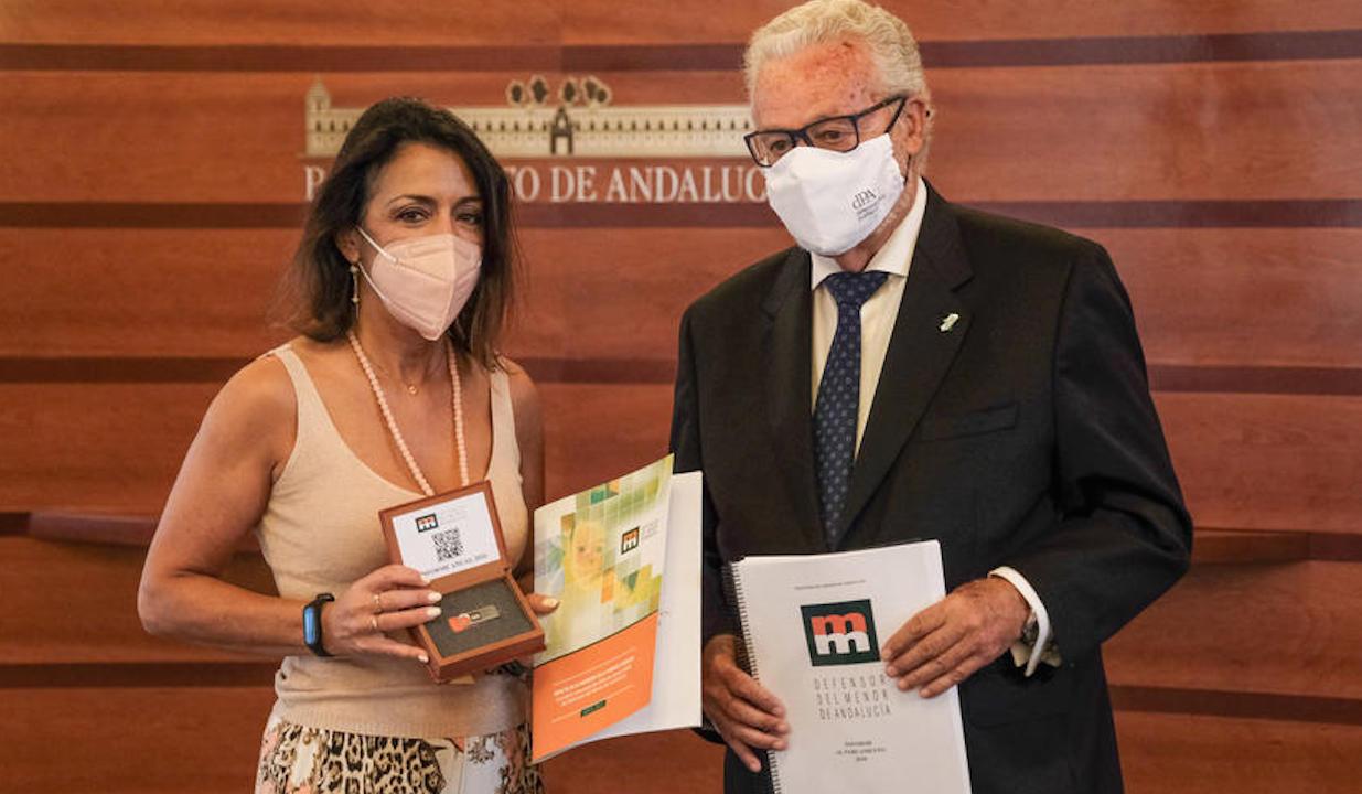 El Defensor del Pueblo Andaluz, Jesús Maeztu, con la presidenta del Parlamento, Marta Bosquet.