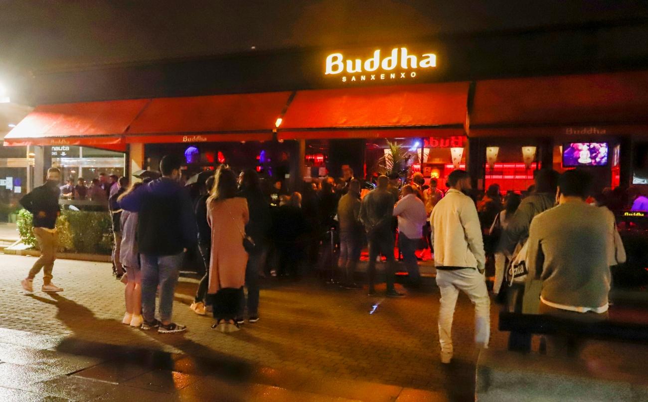 Varios jóvenes, este fin de semana, en un local de ocio nocturno del puerto de Sanxenxo, Pontevedra (Foto: Europa Press).