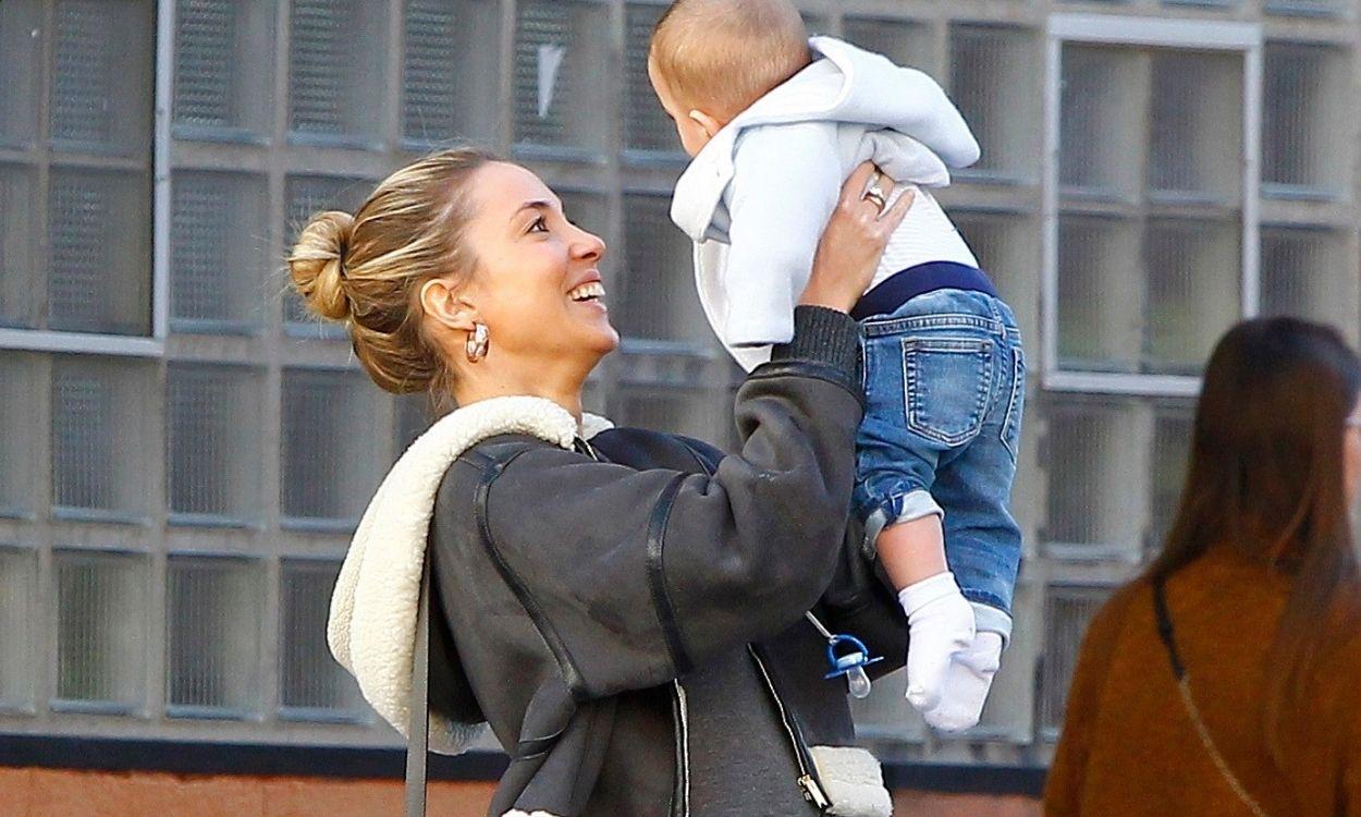 La mujer de Morata, Alice Campello, sostiene a su hijo
