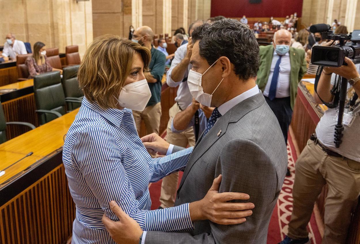 Susana Díaz y Juan Manuel Moreno, conversan con cordialidad antes del Pleno. EDUARDO BRIONES/EP