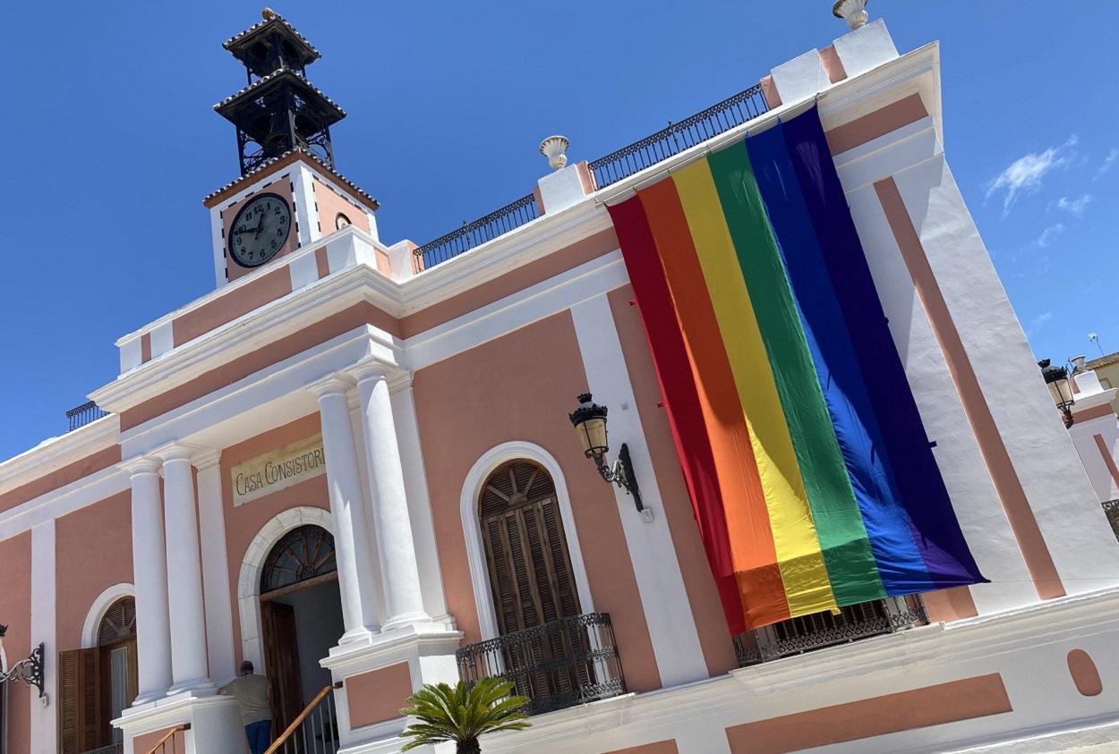 El Ayuntamiento de Puerto Real celebra el Orgullo 2021 con una bandera arcoíris. Twitter