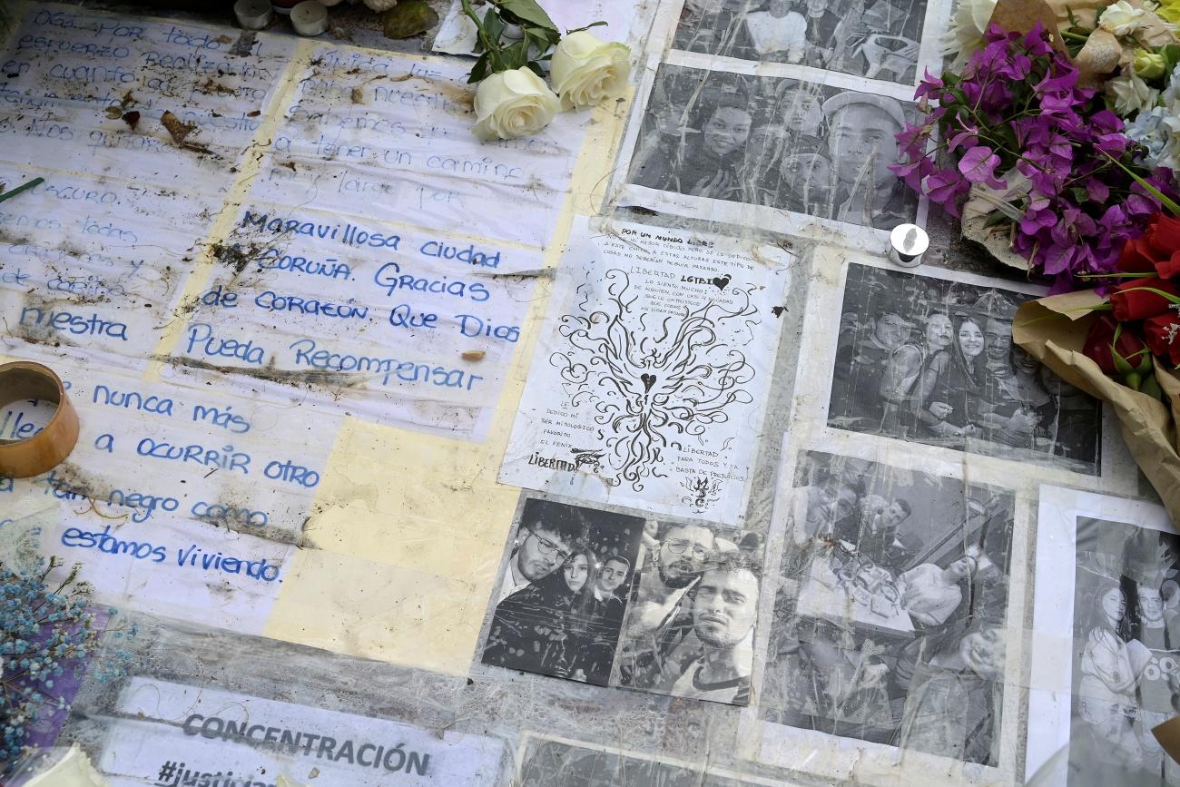 Imagen del altar improvisado en el lugar donde Samuel recibió la paliza mortal (Foto: Europa Press).