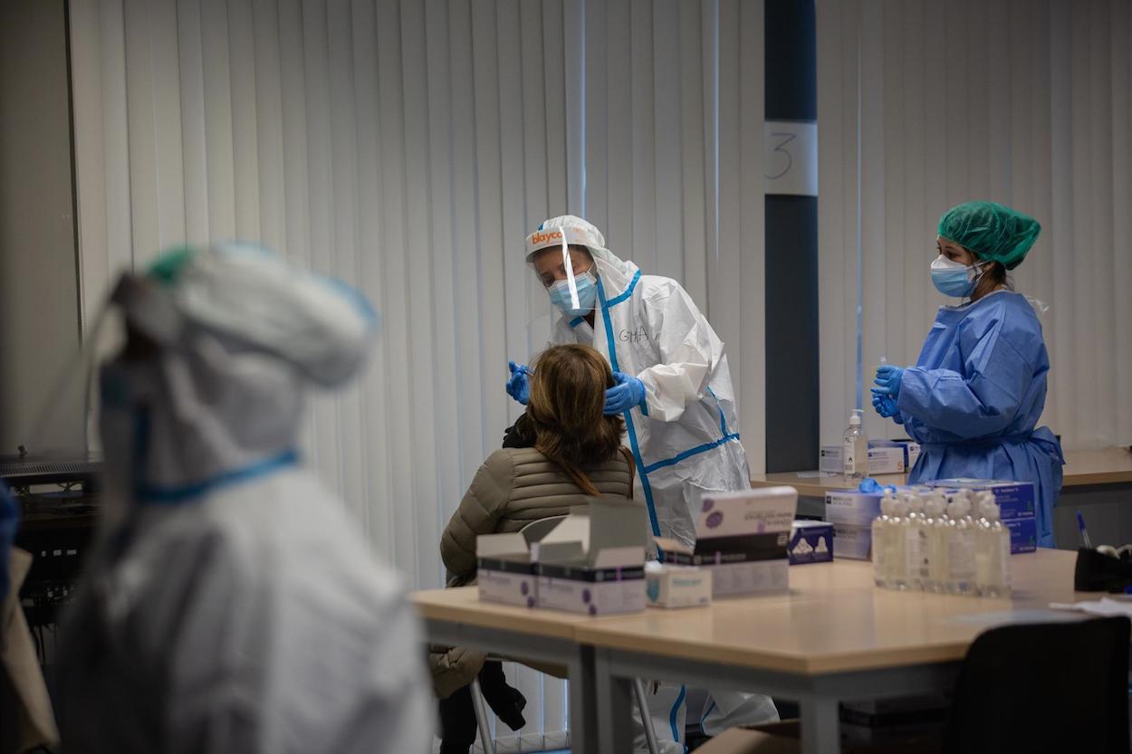 Una mujer recibe una prueba PCR.   DAVID ZORRAKINO/EP 