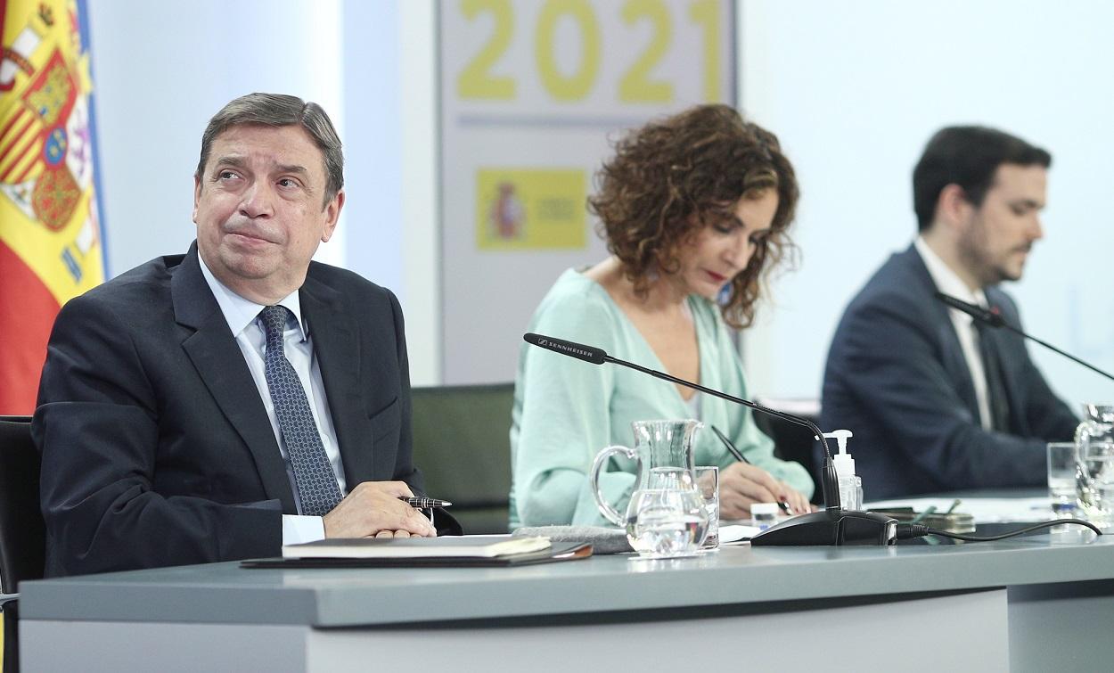 Los ministros Luis Planas y Alberto Garzón, junto a la portavoz del Gobierno, María Jesús Montero. EP