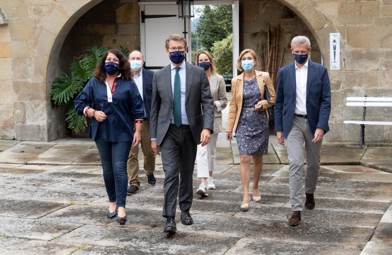 Alberto Núñez Feijóo, junto a dirigentes de su partido (Foto: PPdeG).