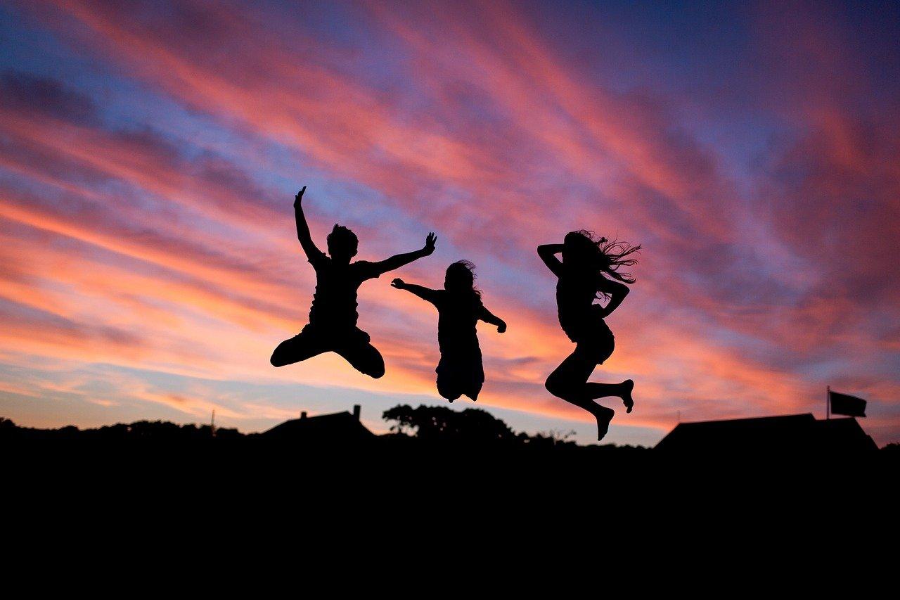 Imagen de recurso de tres personas saltando. Fuente: Pixabay.
