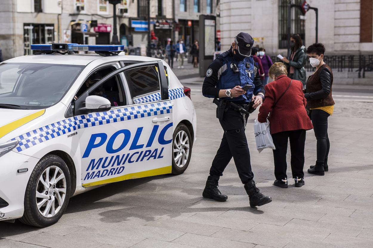 Un Policía Municipal consulta el móvil en la Puerta del Sol. EP