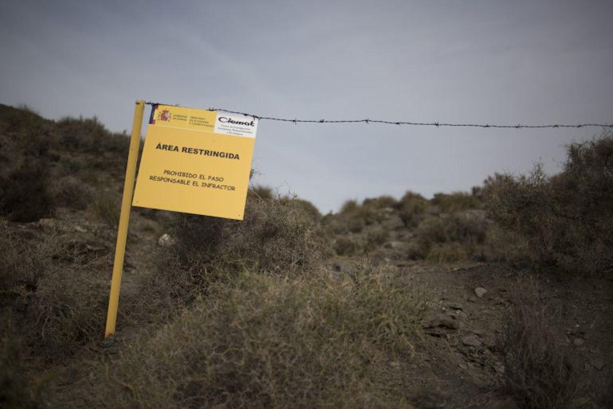 Un simple alambre y un cartel indican el área de acceso restringido por contaminación en Palomares. GREENPEACE